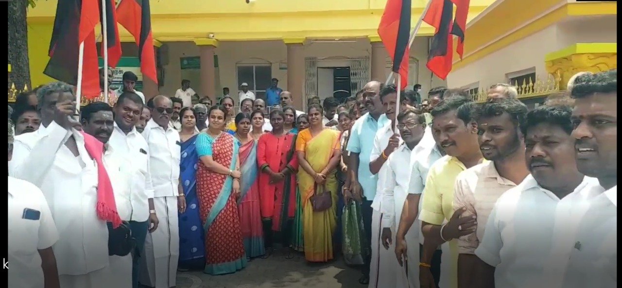 திமுகவின் ஓராண்டு கொண்டாட்டம் – மக்கள் முகம் சுளிப்பு