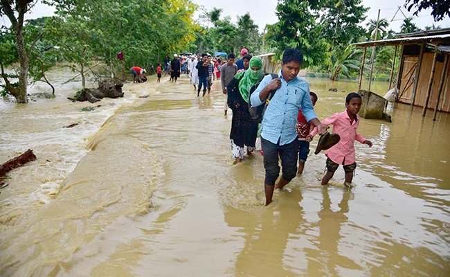 அசாம் வெள்ளத்தில் நான்கு லட்சம் பேர் பாதிப்பு