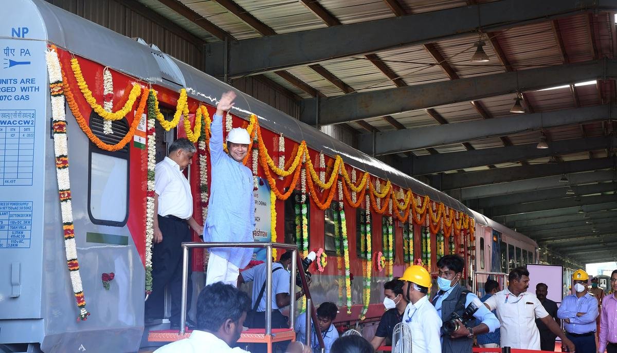 தமிழ் மொழியை கற்றுக்கொள்ள வேண்டும் – மத்திய ரயில்வே அமைச்சர்