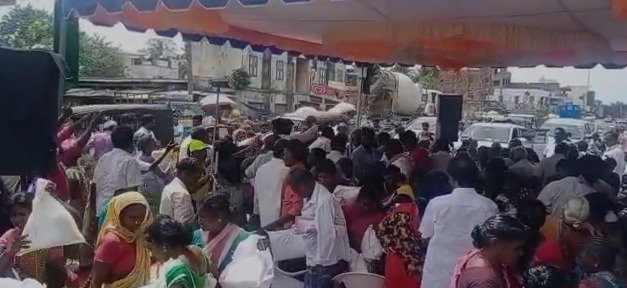 கூட்டநெரிசலில் சிக்கிக்கொண்ட காங்கிரஸ் எம்.எல்.ஏ., தவிப்பு