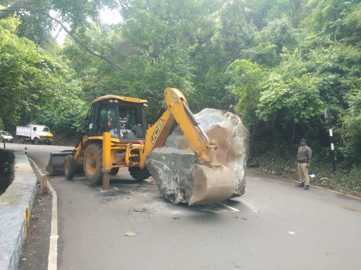 ஏற்காடு மலைப்பாதையில் ராட்சத பாறை உருண்டு விழுந்தது