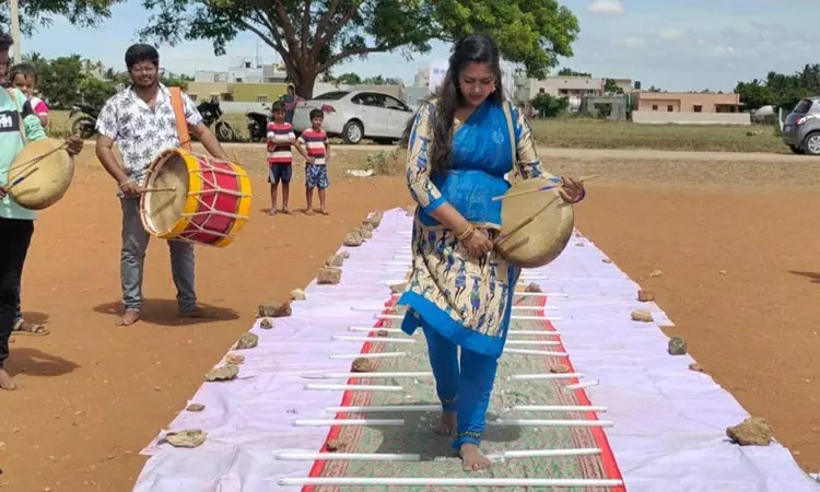 டியூப் லைட்டுகள் மீது நடந்து நிறைமாத கர்ப்பிணி உலக சாதனை