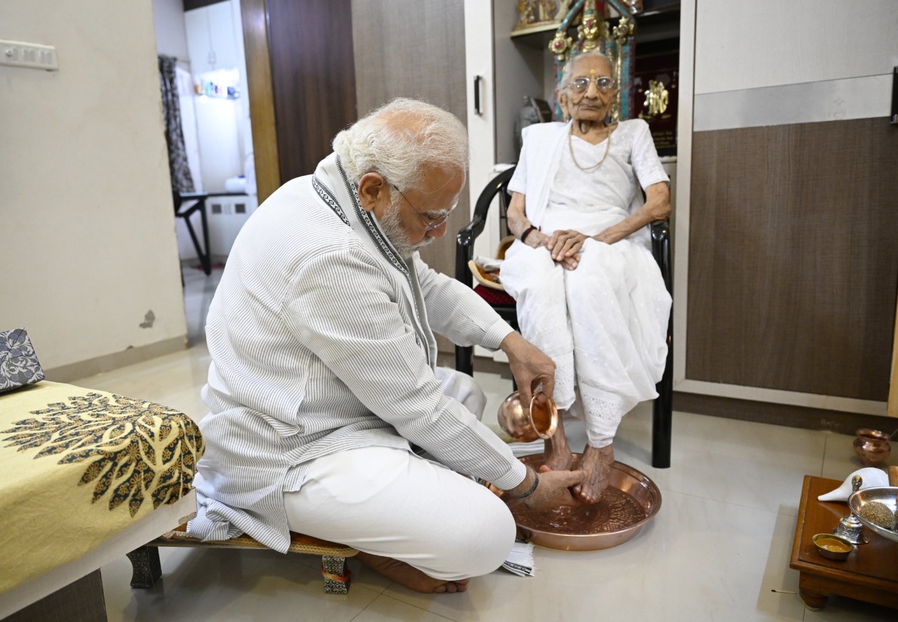 பிரதமர் மோடி, தாய்க்கு பாத பூஜை செய்து மரியாதை