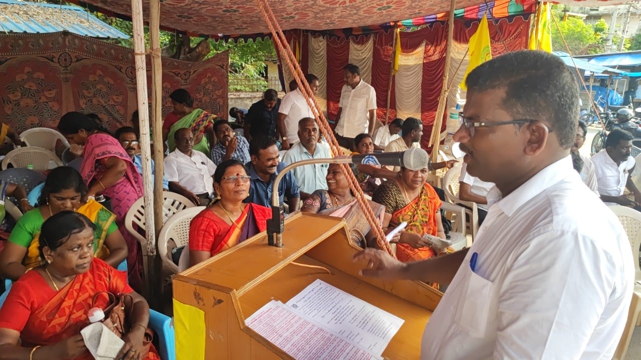 மணி ஆட்டப்போனீர்களா? ஊர் மேயப்போனீர்களா? கரூர் மாவட்ட முதன்மை கல்வி அலுவலர் பேச்சால் சர்ச்சை