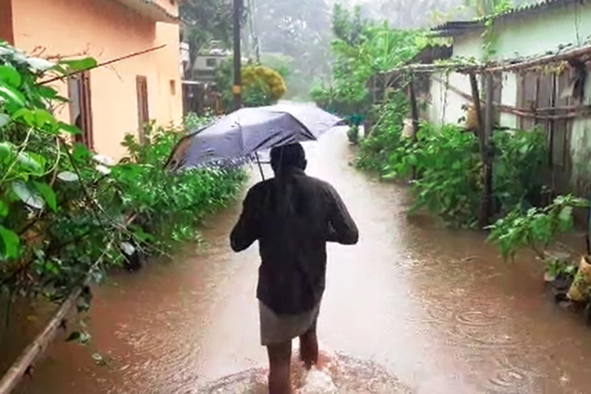 கேரளாவில் பெய்து வரும் அதி கன மழைக்கு 12 பேர் பலி