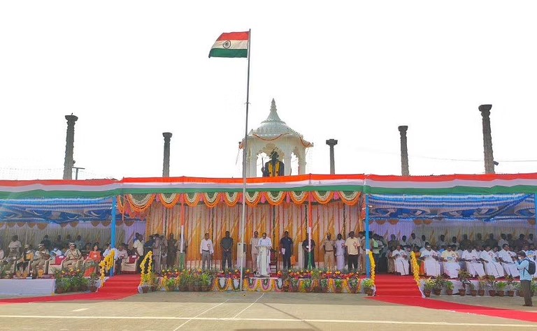 நாட்டின் சுதந்திர தினத்தை முன்னிட்டு புதுச்சேரியில் தேசியக்கொடி ஏற்றினார் முதலமைச்சர் என்.ரங்கசாமி