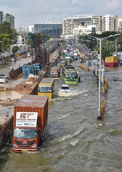 டிராக்டரில் செல்லும் பெங்களூரு மக்கள் – சேலத்தில் மூதாட்டிகள் பலி