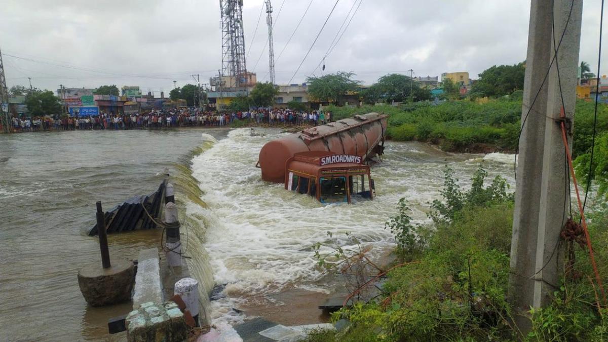 வெள்ளத்தில் இழுத்து செல்லப்பட்ட லாரி