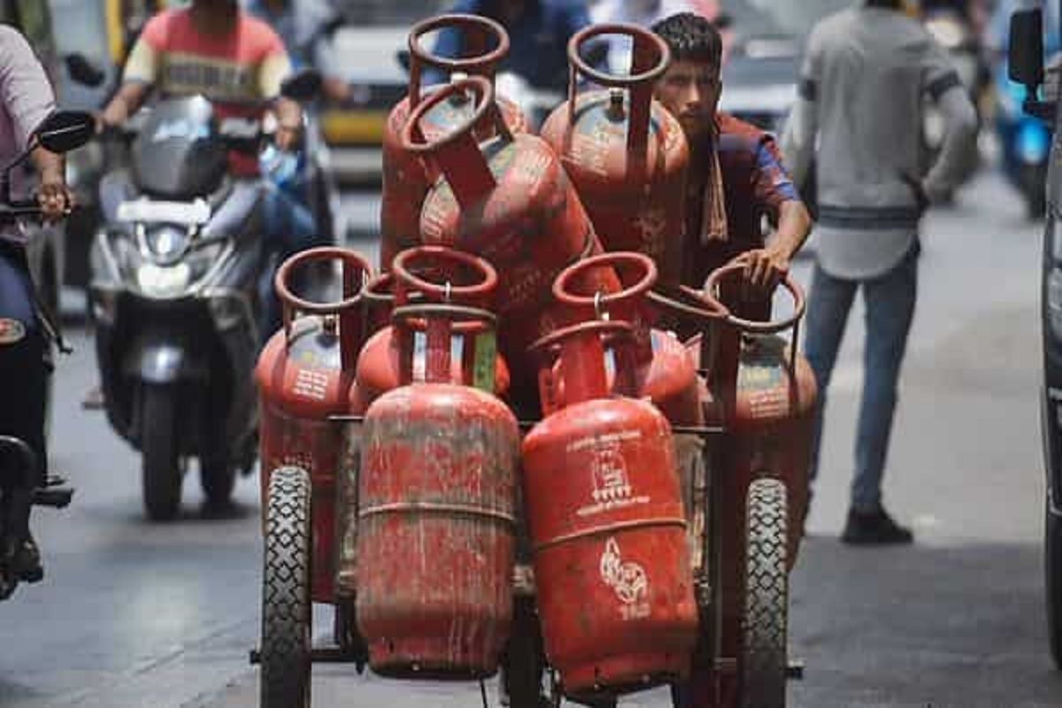 ஏழைகளுக்கு வருடத்துக்கு 2 சிலிண்டர் இலவசம்