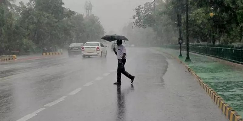 தமிழகத்தில் கடலோர மாவட்டங்களில் நாளை  லேசான மழைக்கு வாய்ப்பு  : வானிலை ஆய்வு மையம்