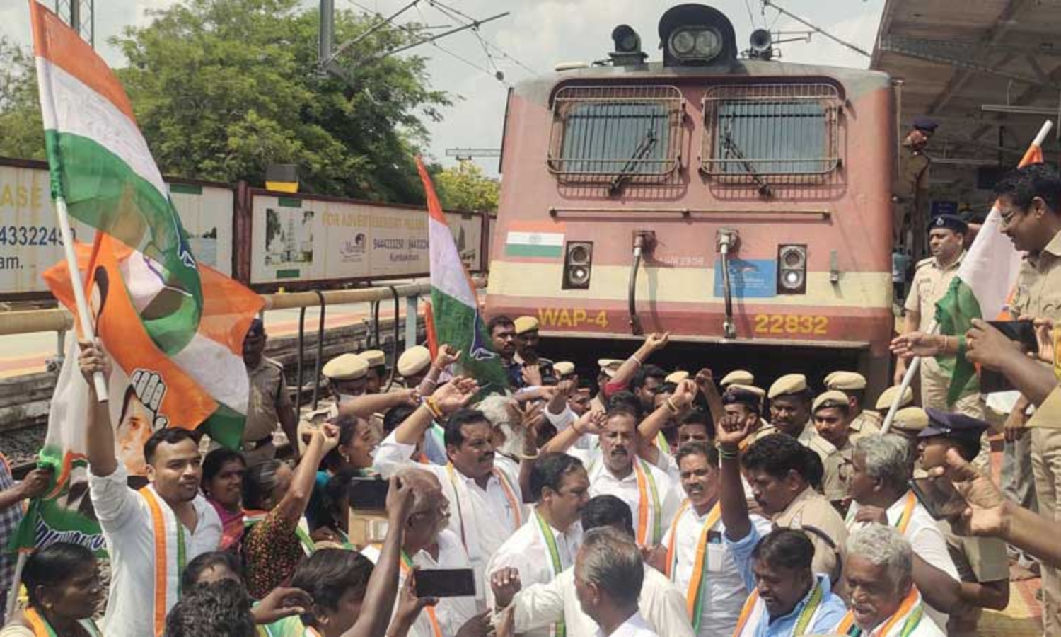 வைகை எக்ஸ்பிரஸ் ரெயிலை மறித்து காங்கிரஸ் கட்சியினர் ஆர்ப்பாட்டம் : சென்னை எழும்பூர்