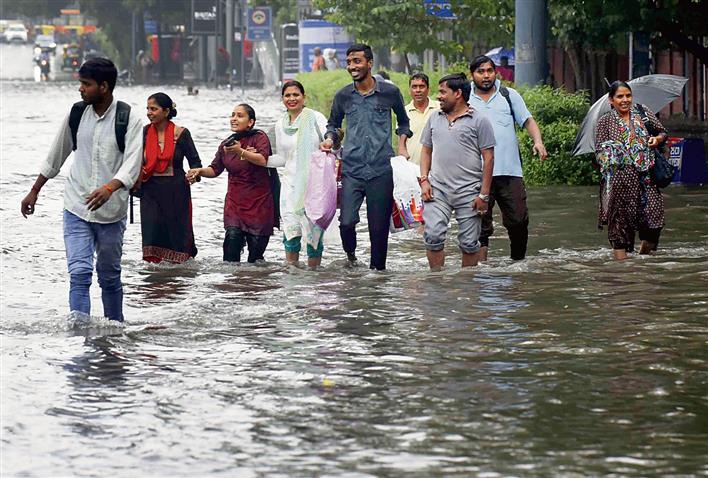 மிதக்கும் தலைநகரம் – சாலைகள் இன்னும் வெள்ள நீரில் மூழ்கியுள்ளன